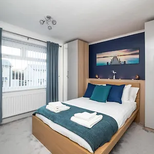 Gorgeous Modern 4 Bedroom House - Free Parking And Netflix By Wha For Contractors, Relocation, Business Travelers Newcastle upon Tyne